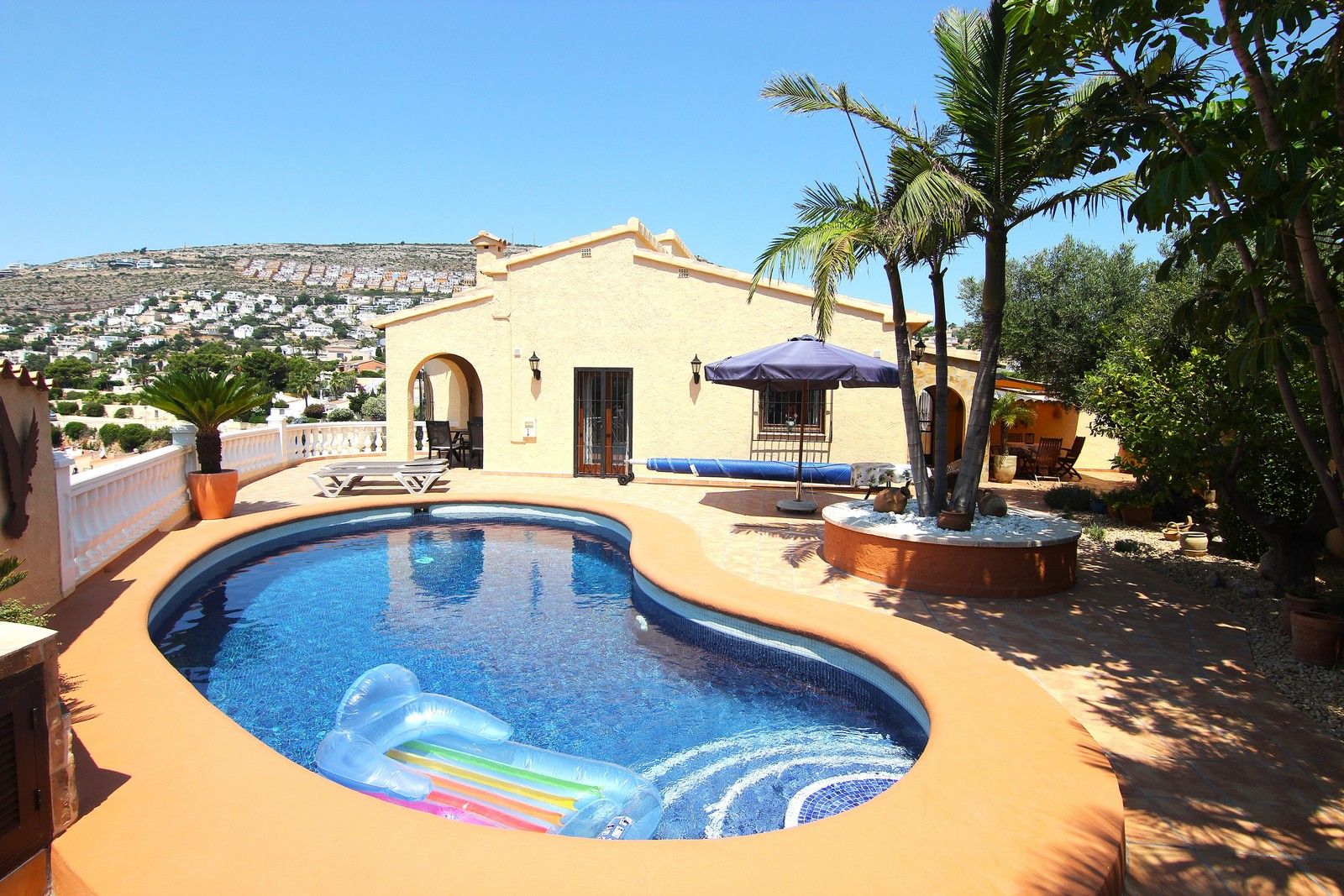 Villa with a pool and spectacular sea views in Cumbre del Sol.