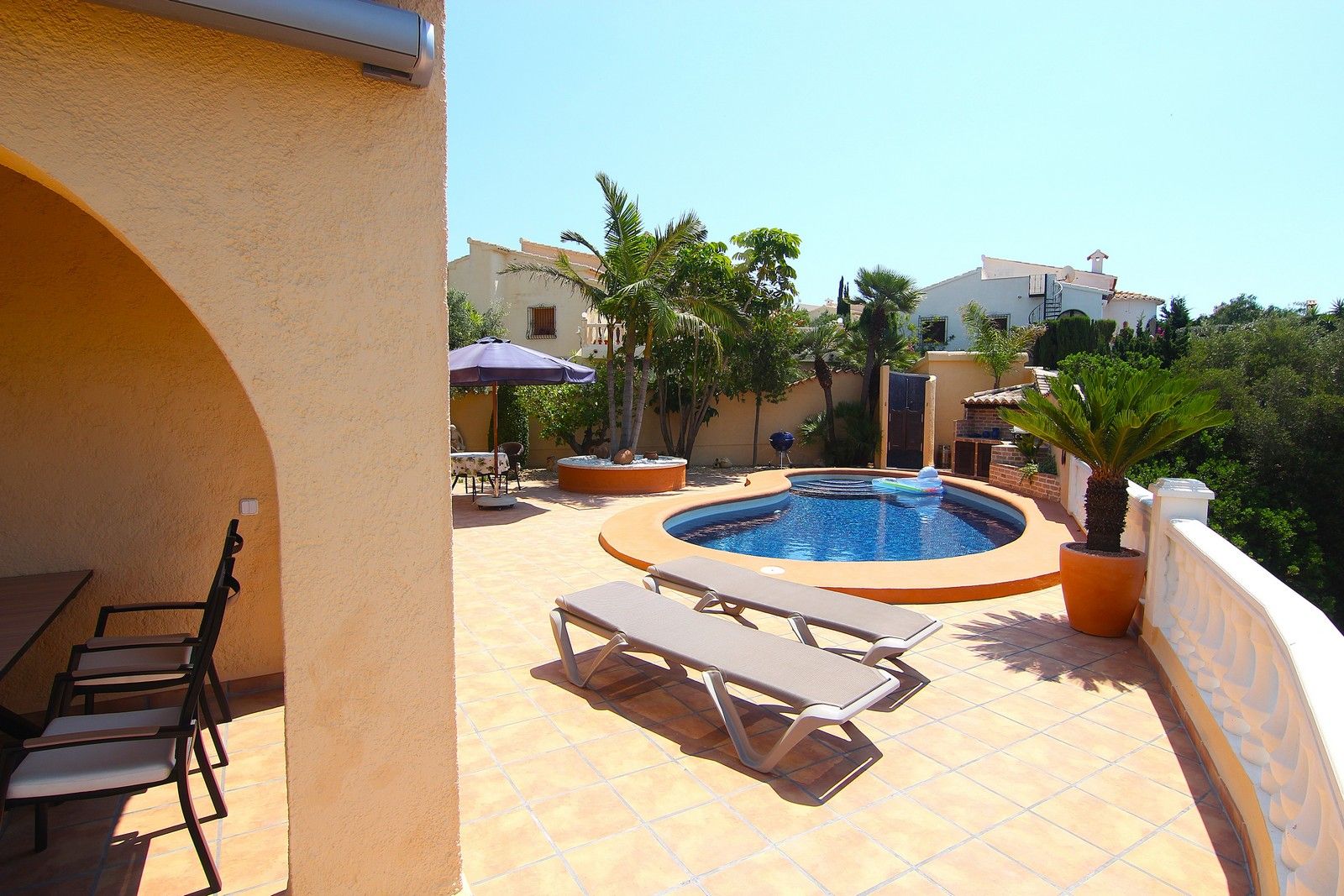 Villa with a pool and spectacular sea views in Cumbre del Sol.