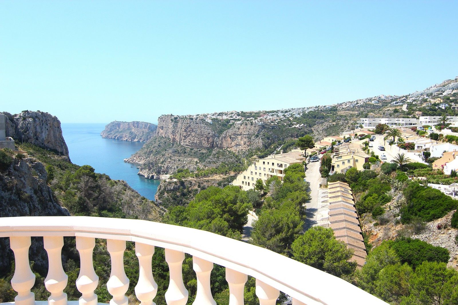 Villa with a pool and spectacular sea views in Cumbre del Sol.