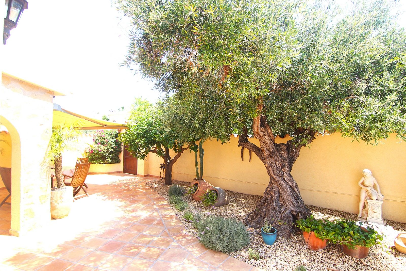 Villa with a pool and spectacular sea views in Cumbre del Sol.