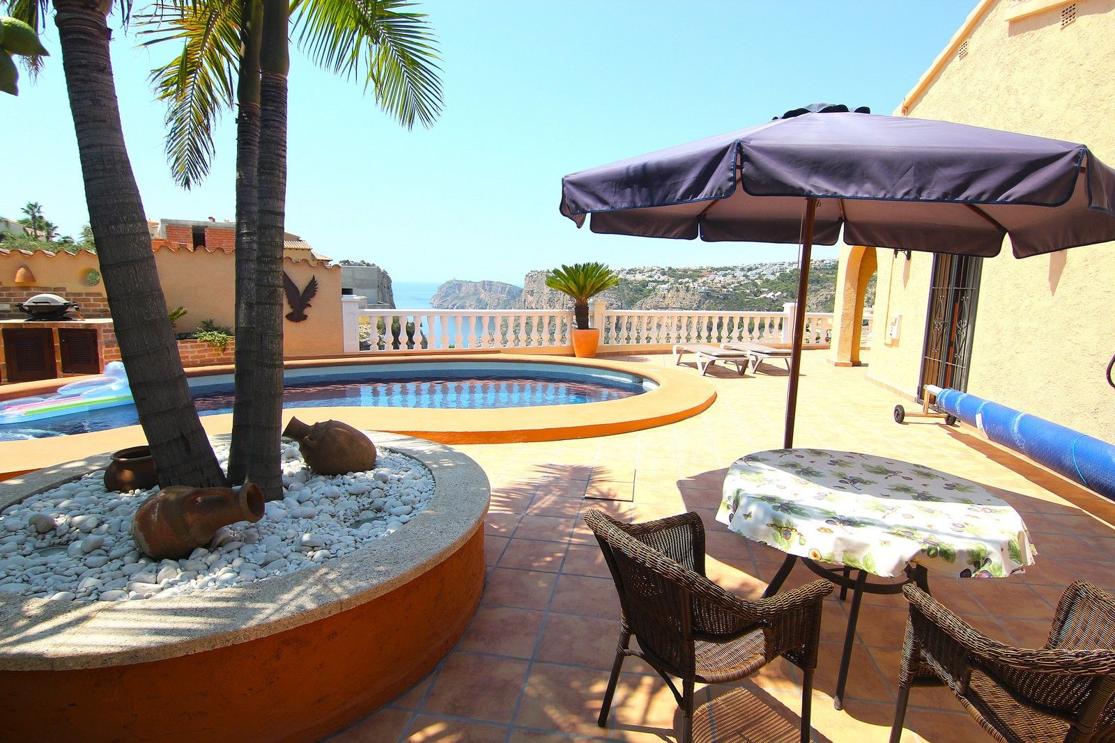 Villa with a pool and spectacular sea views in Cumbre del Sol.