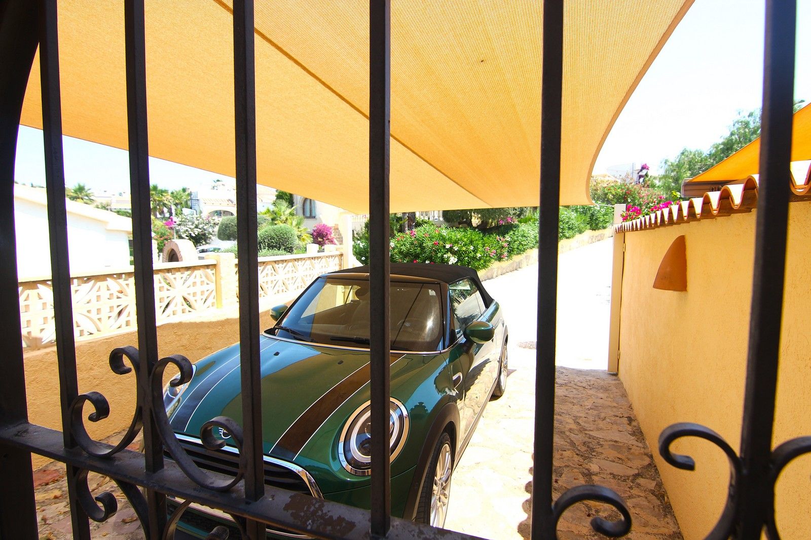 Villa with a pool and spectacular sea views in Cumbre del Sol.