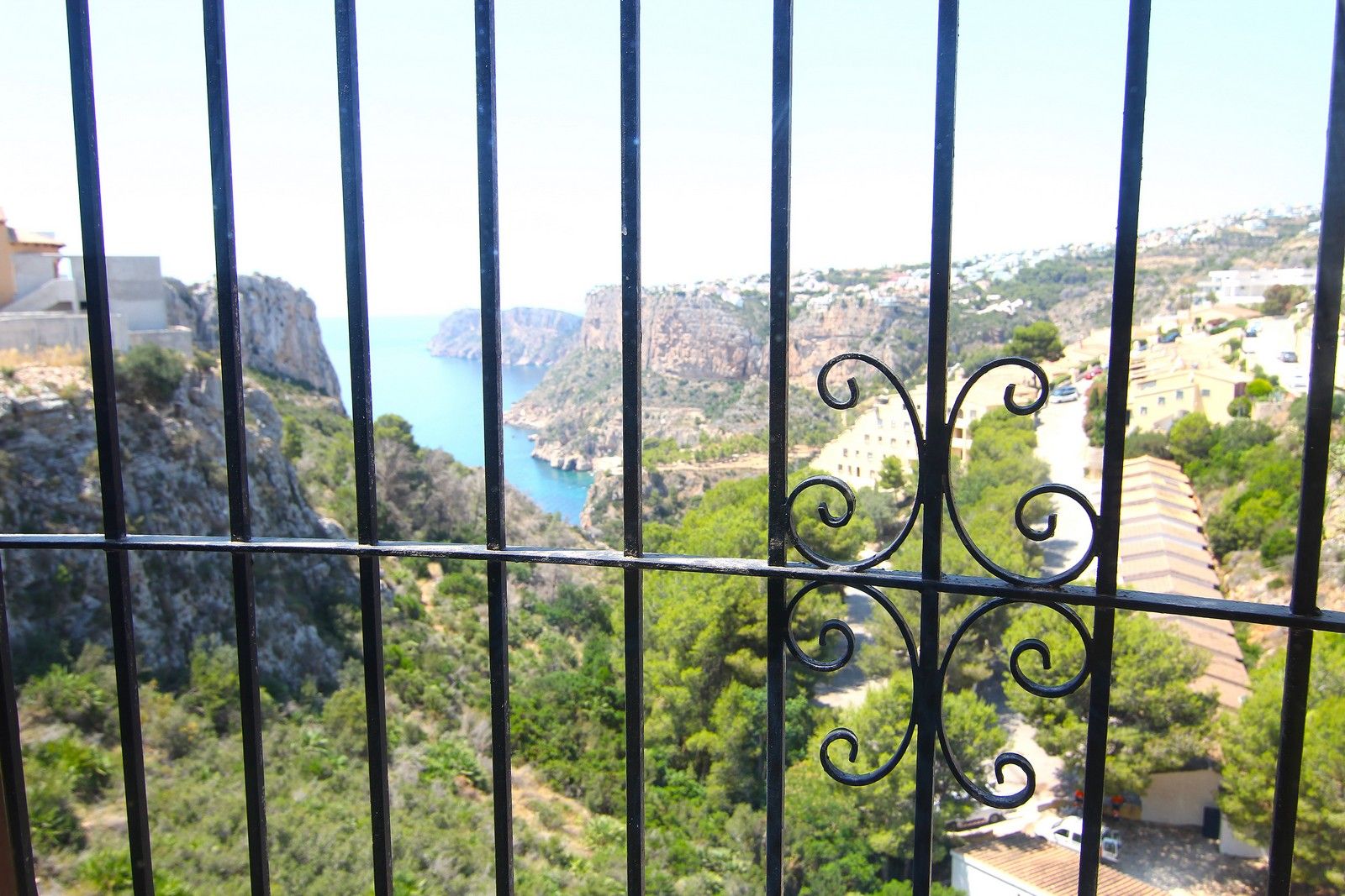 Villa with a pool and spectacular sea views in Cumbre del Sol.