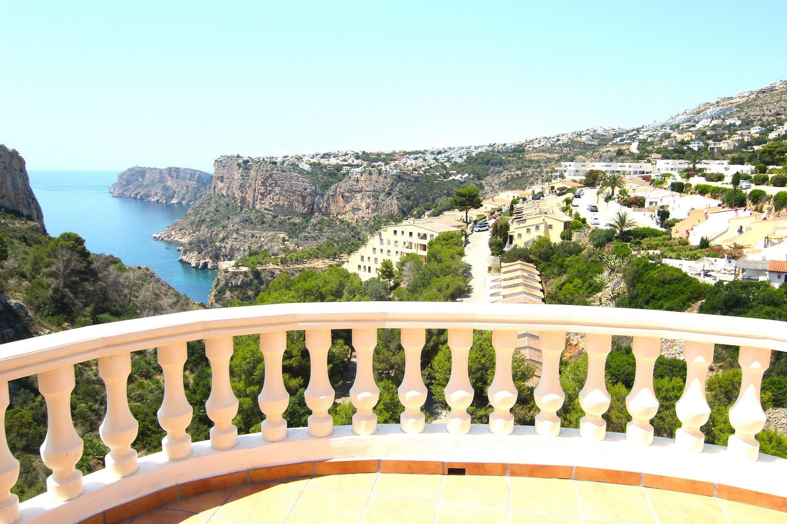 Villa with a pool and spectacular sea views in Cumbre del Sol.