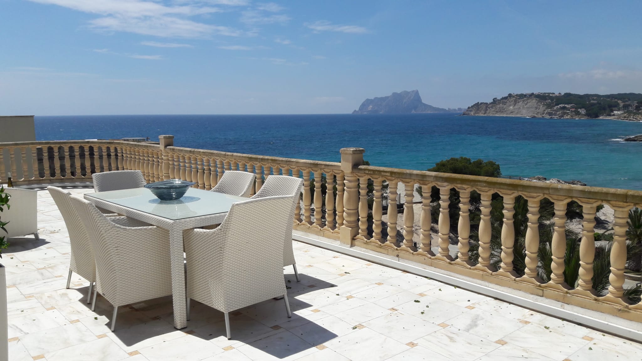 First line penthouse for sale with large terrace in Moraira.