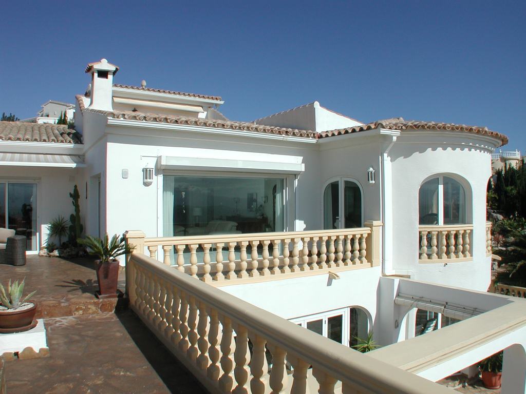 Villa for sale with indoor swimming pool and fantastic sea views.