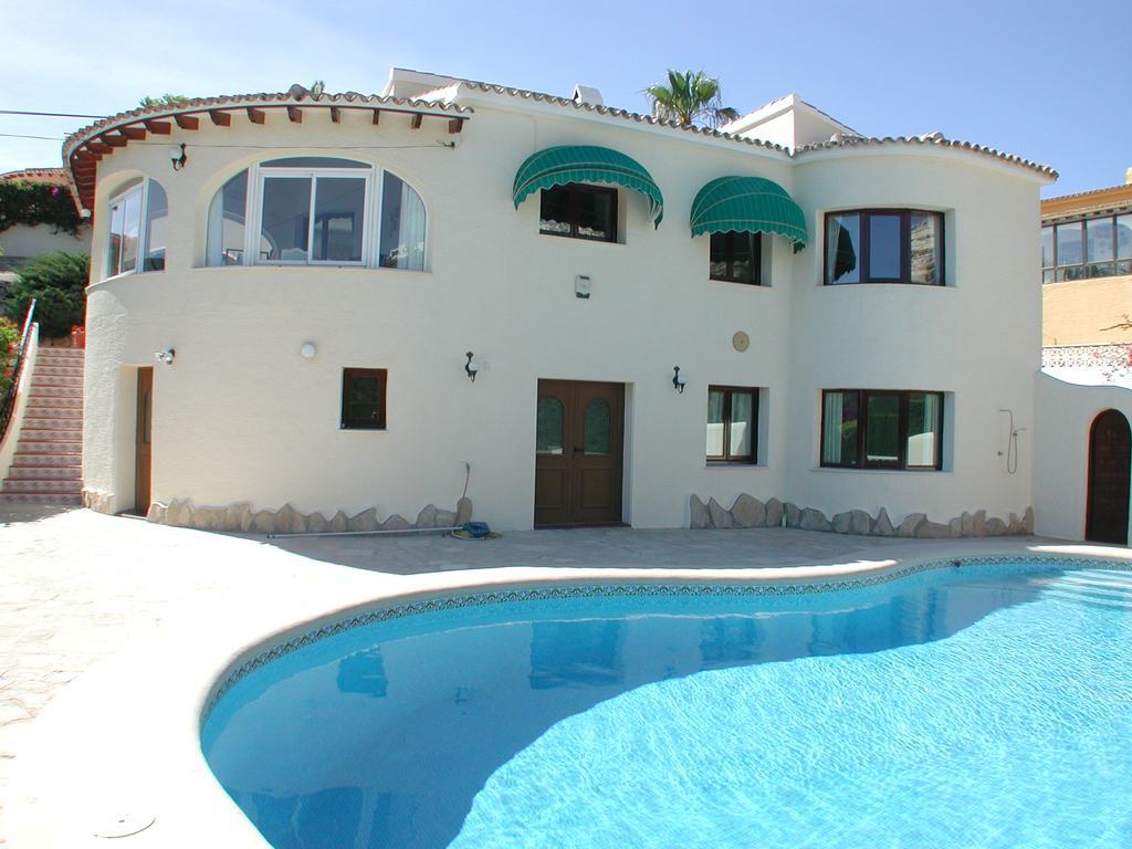 Villa for sale with pool and sea views.