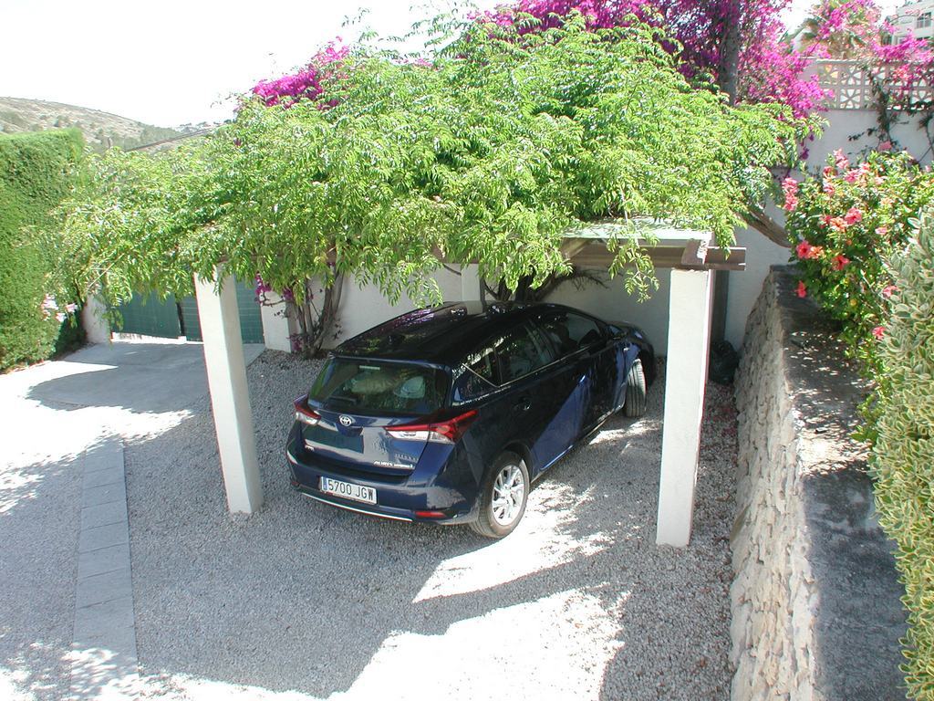Villa for sale with pool and sea views.