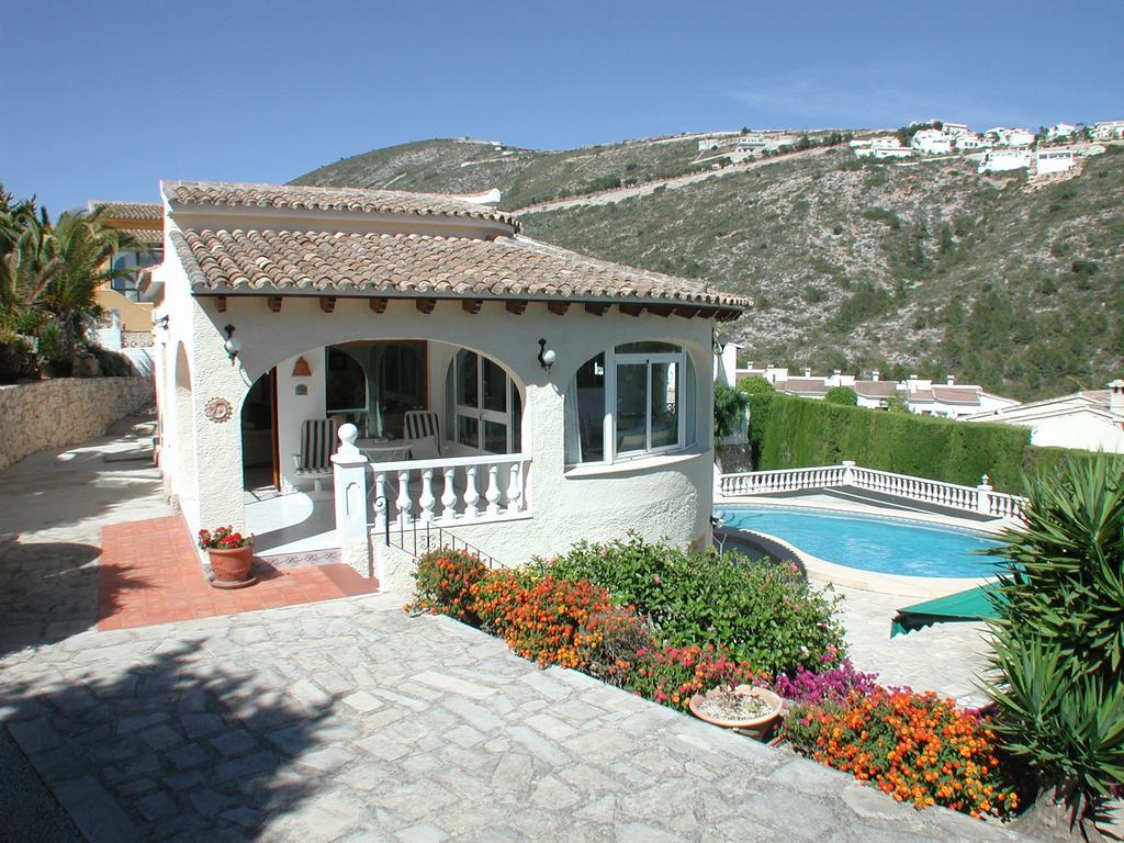 Villa for sale with pool and sea views.