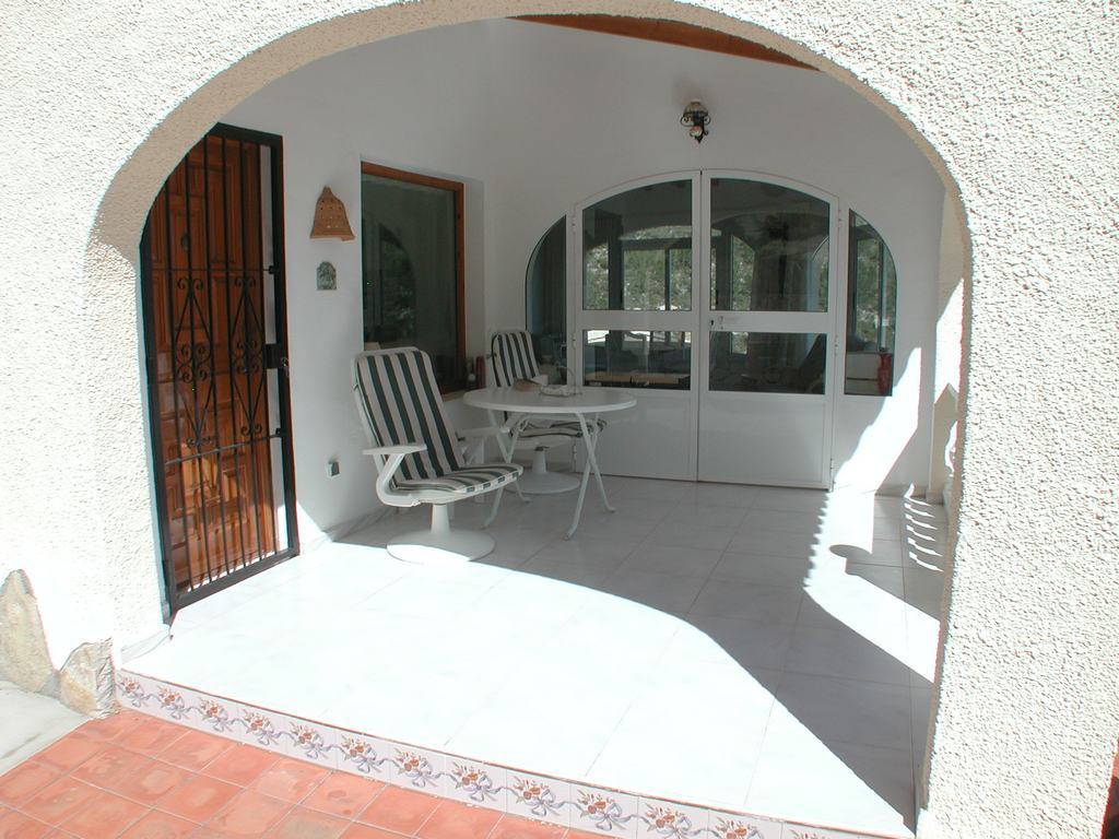 Villa for sale with pool and sea views.