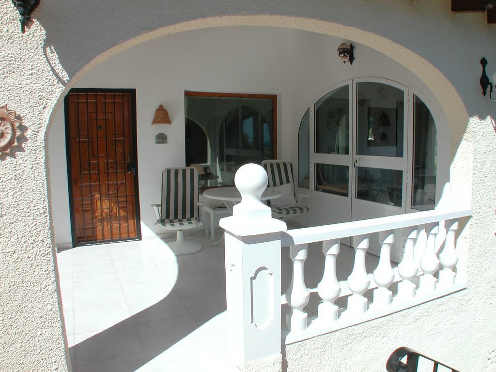 Villa for sale with pool and sea views.