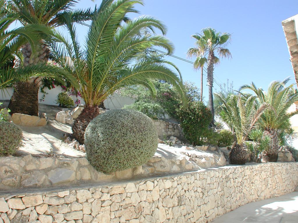 Villa for sale with pool and sea views.