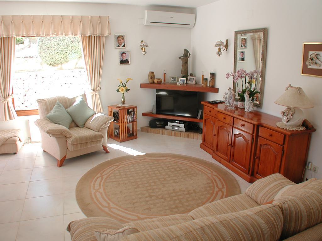 Villa for sale with pool and sea views.