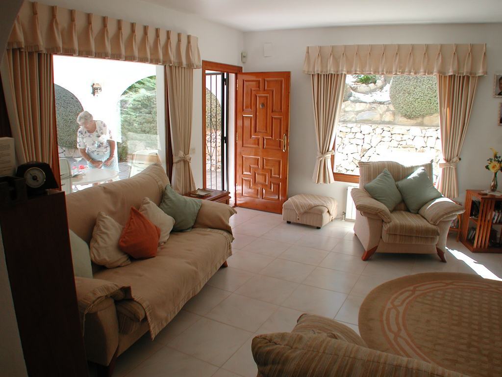 Villa for sale with pool and sea views.
