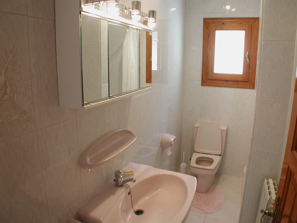 Villa for sale with pool and sea views.
