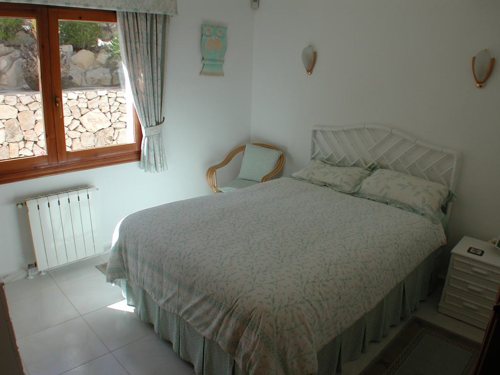 Villa for sale with pool and sea views.