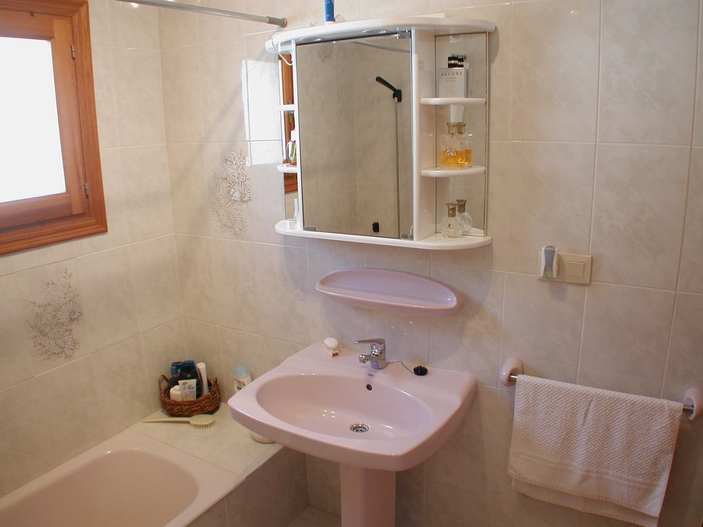 Villa for sale with pool and sea views.