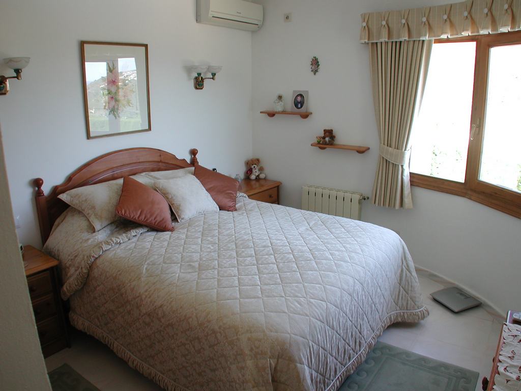 Villa for sale with pool and sea views.