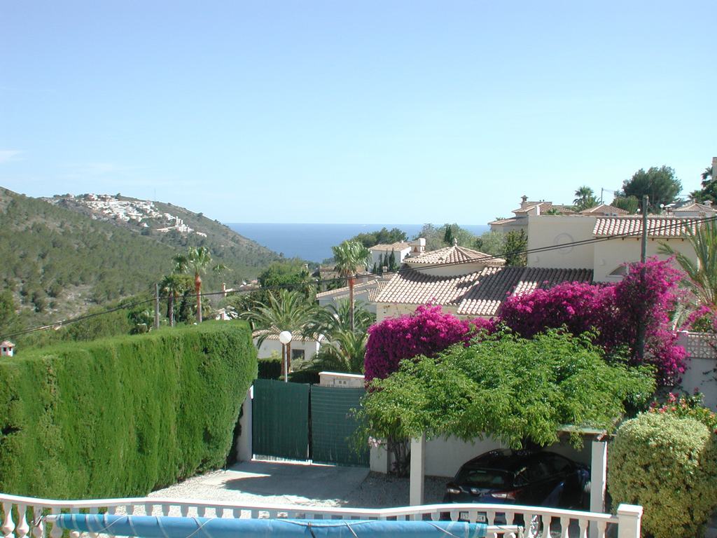 Villa for sale with pool and sea views.