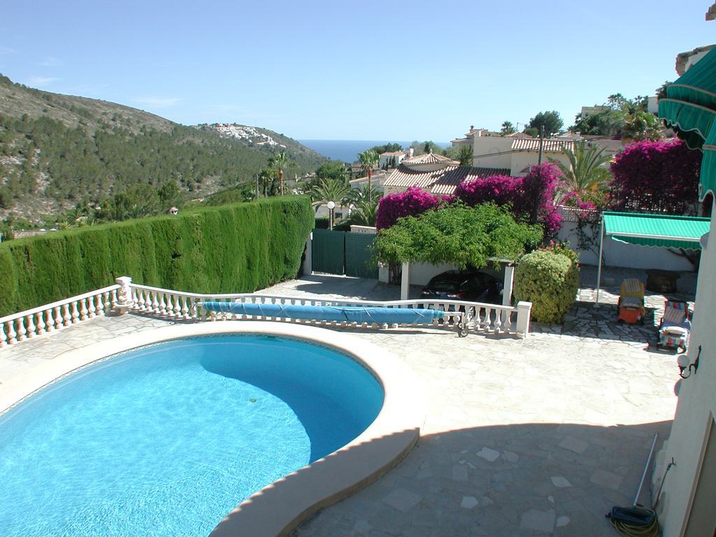 Villa for sale with pool and sea views.