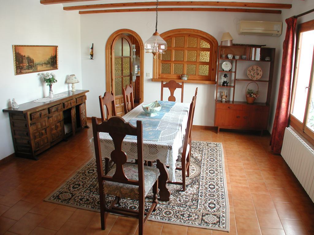 Villa for sale with pool close to the sea.