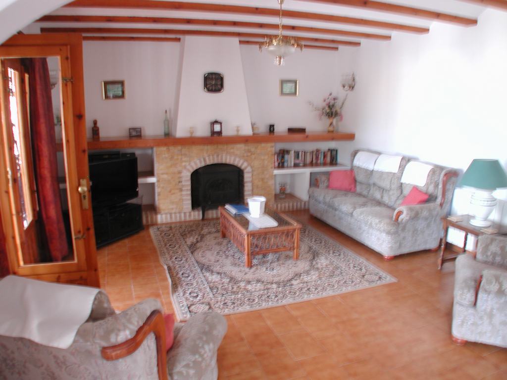 Villa for sale with pool close to the sea.