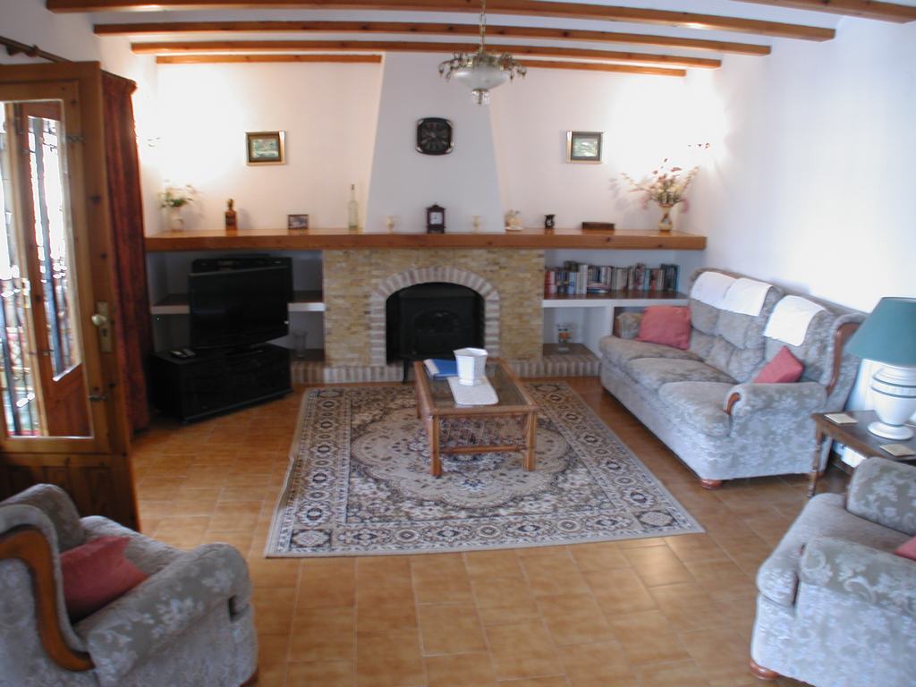 Villa for sale with pool close to the sea.
