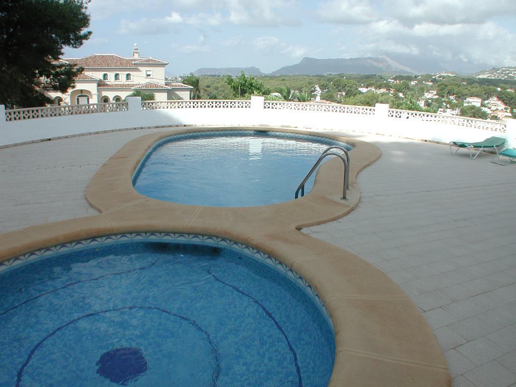 Villa for sale with pool close to the sea.