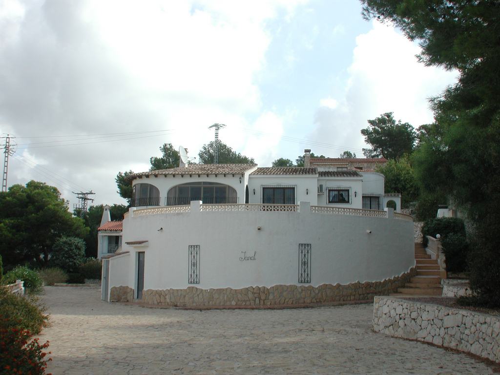 Villa for sale with pool close to the sea.