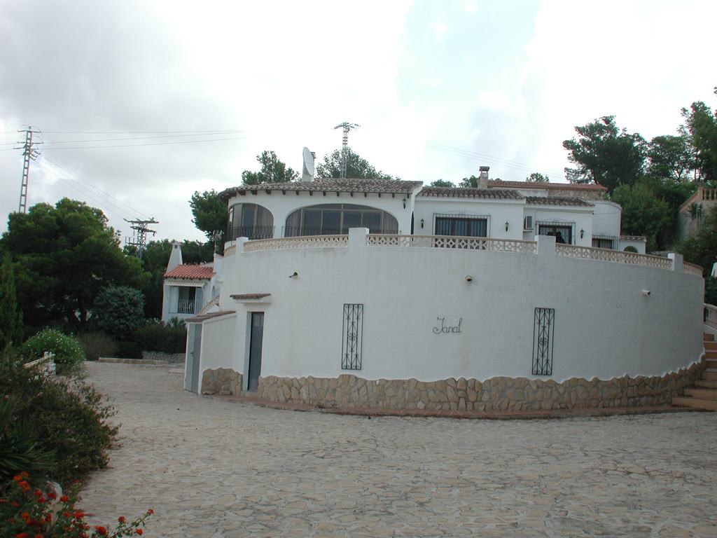 Villa for sale with pool close to the sea.