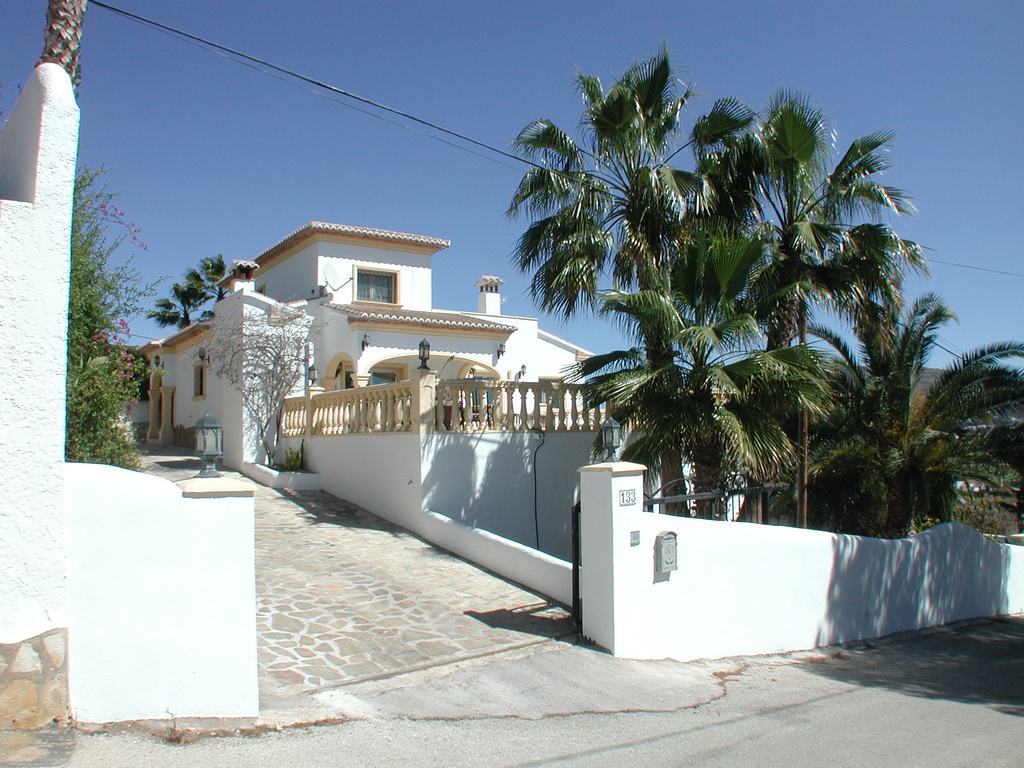 Villa for sale with sea views and pool.