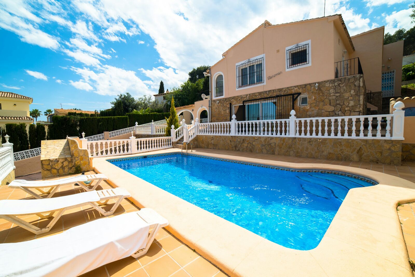 Villa for sale with sea views and swimming pool near the village.