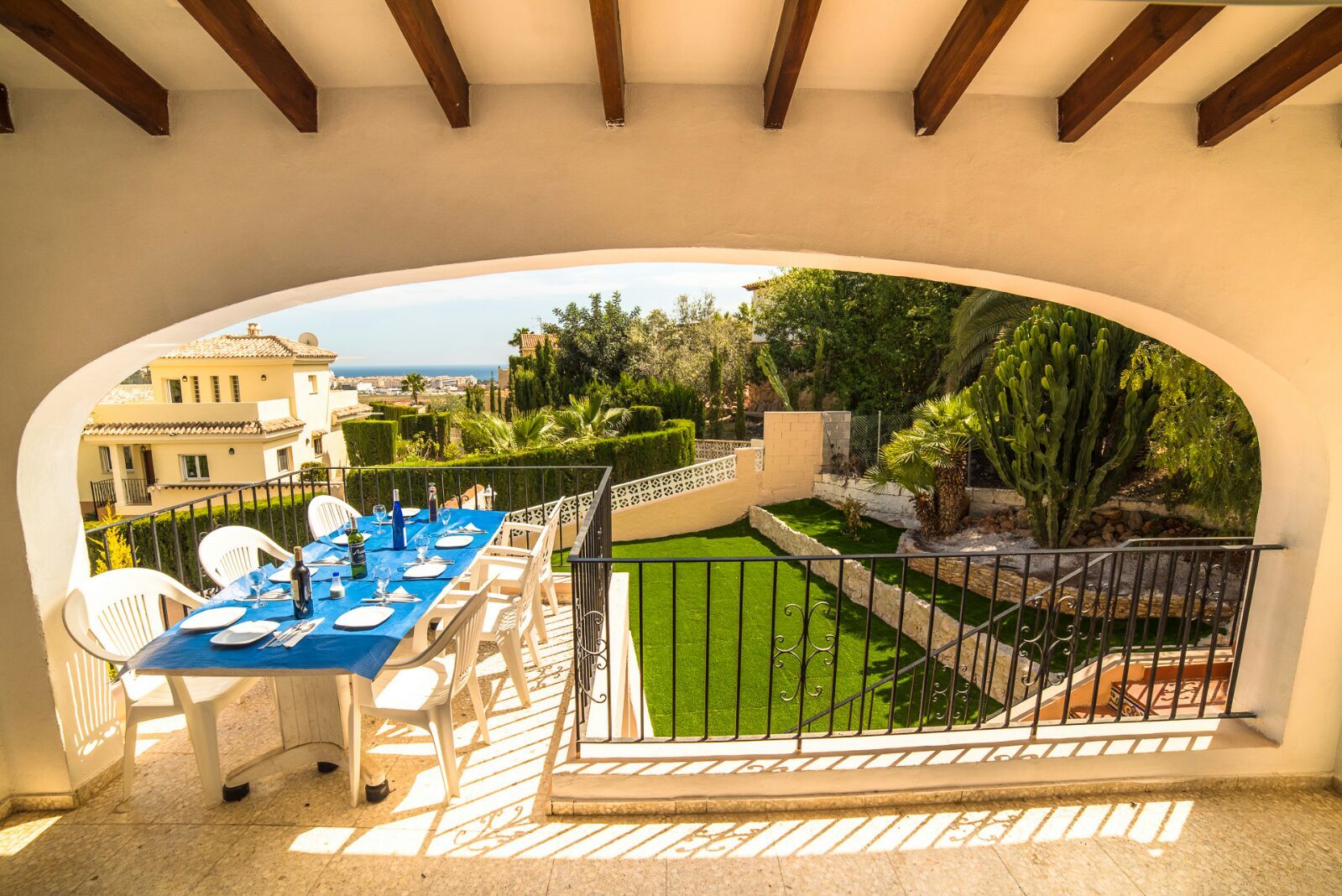 Villa for sale with sea views and swimming pool near the village.