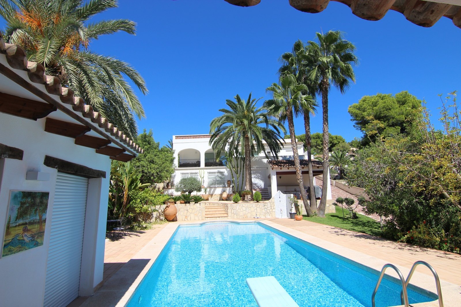 Beautiful villa for sale in Moraira 500 meters from the port and the town.