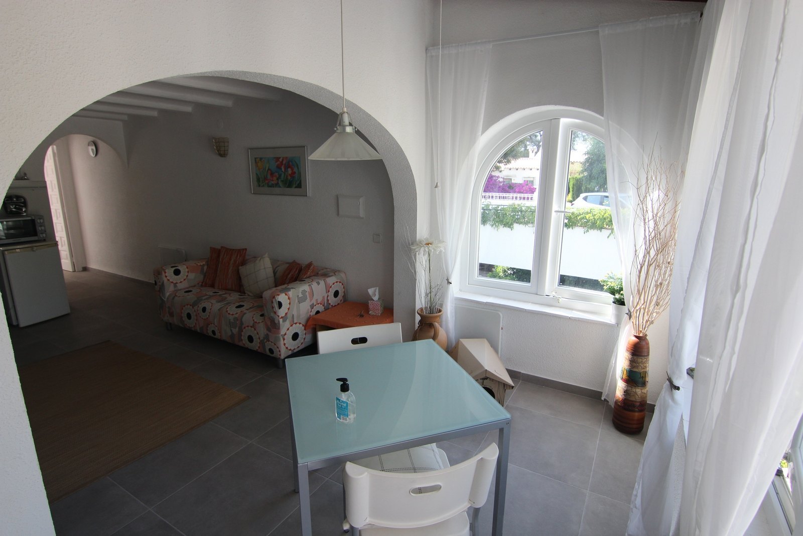 Renovated townhouse near the golf with communal pool.