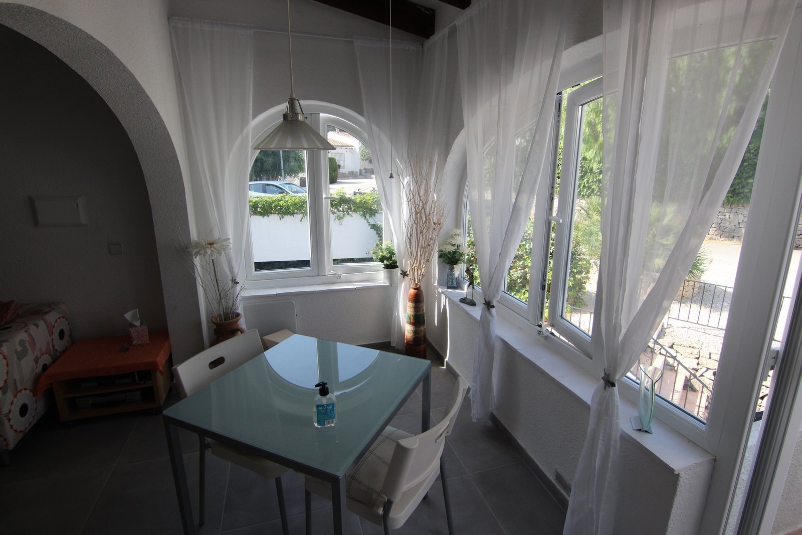 Renovated townhouse near the golf with communal pool.