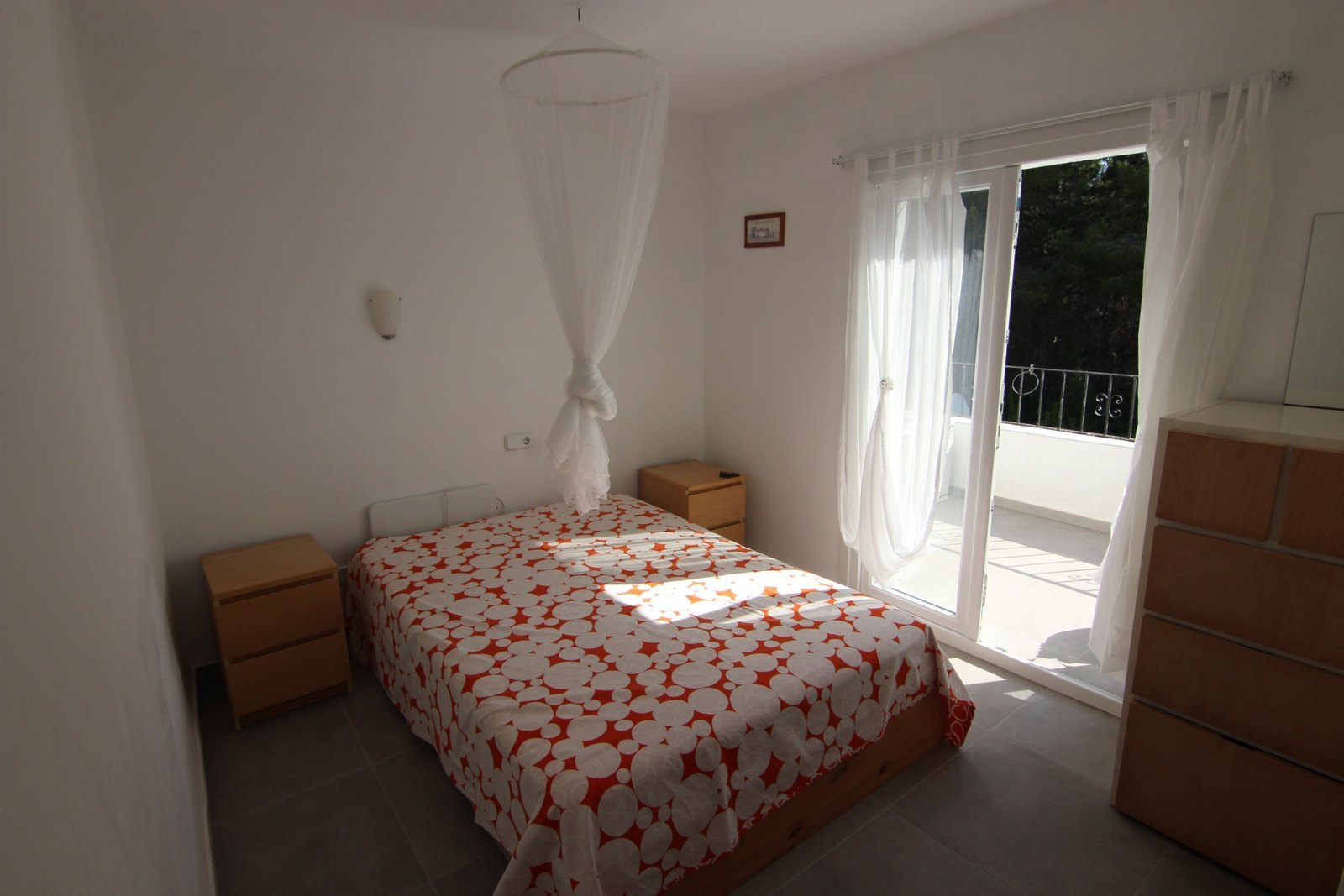 Renovated townhouse near the golf with communal pool.