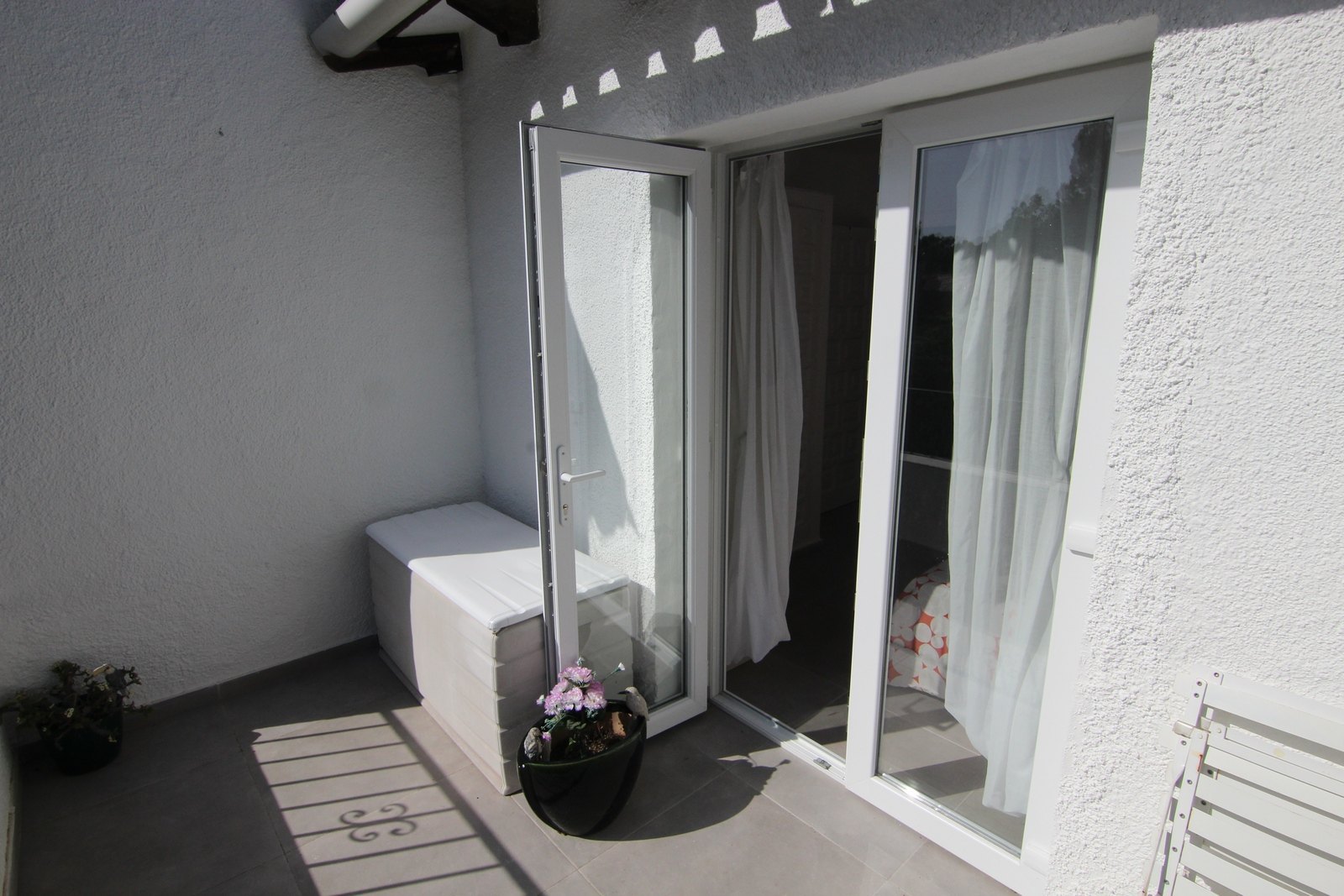 Renovated townhouse near the golf with communal pool.