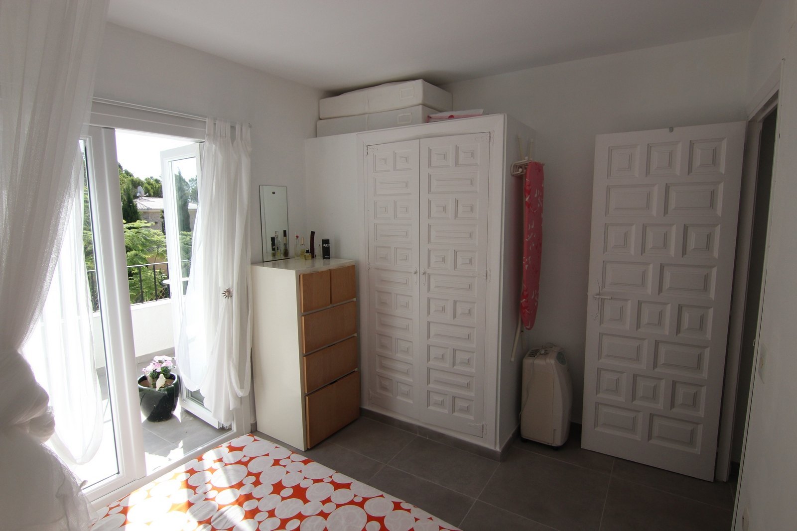 Renovated townhouse near the golf with communal pool.