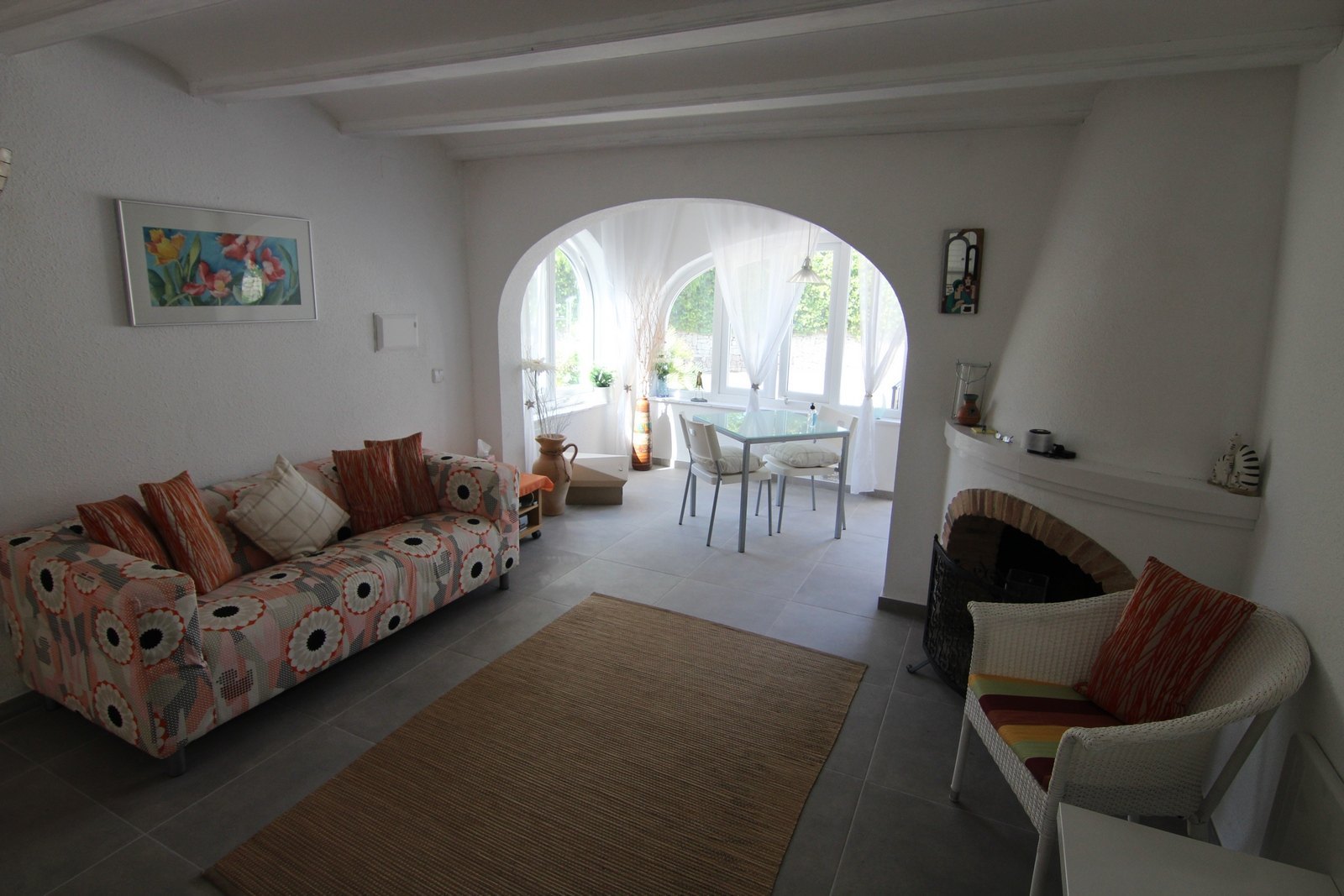 Renovated townhouse near the golf with communal pool.