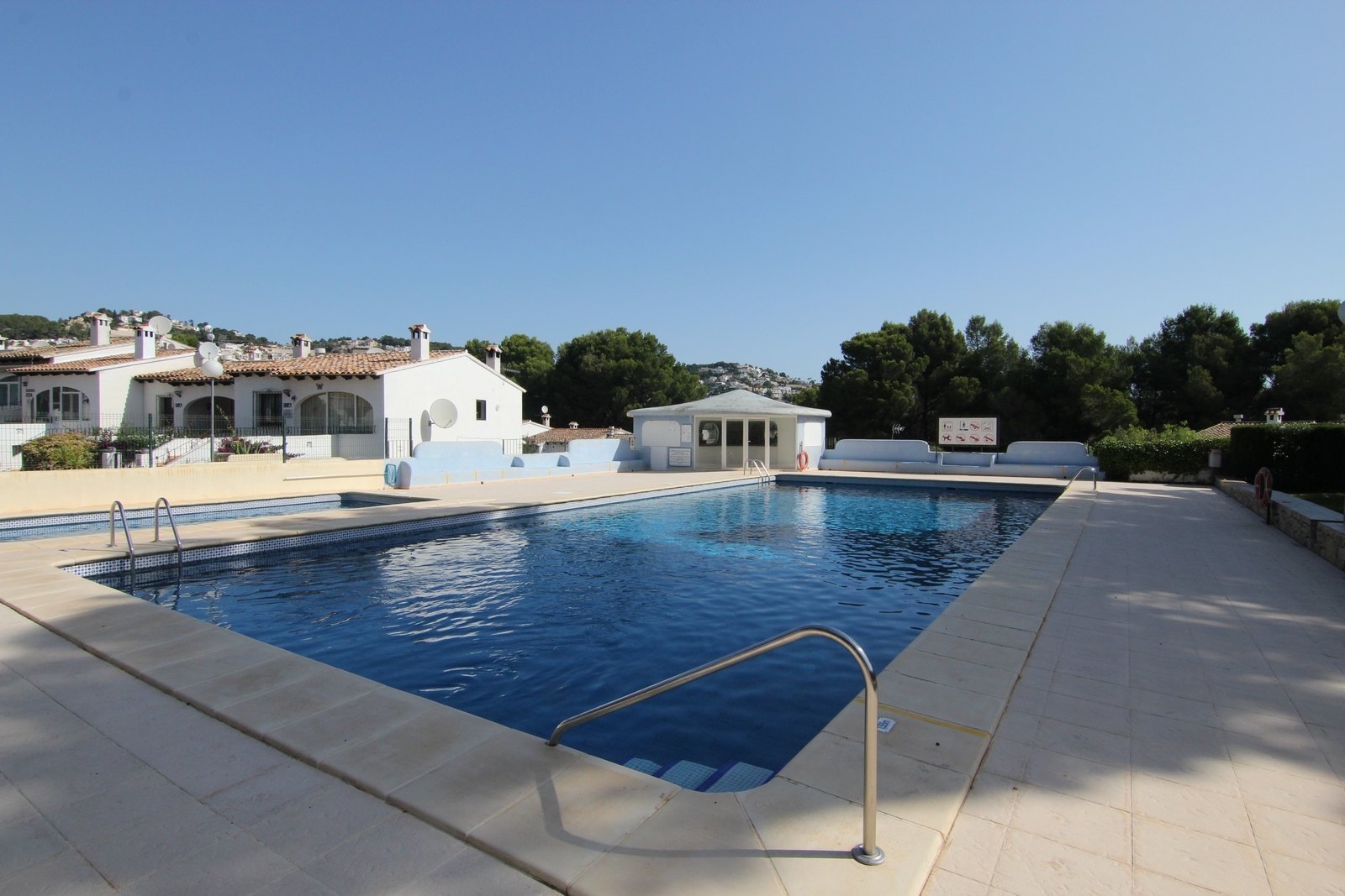 Renovated townhouse near the golf with communal pool.