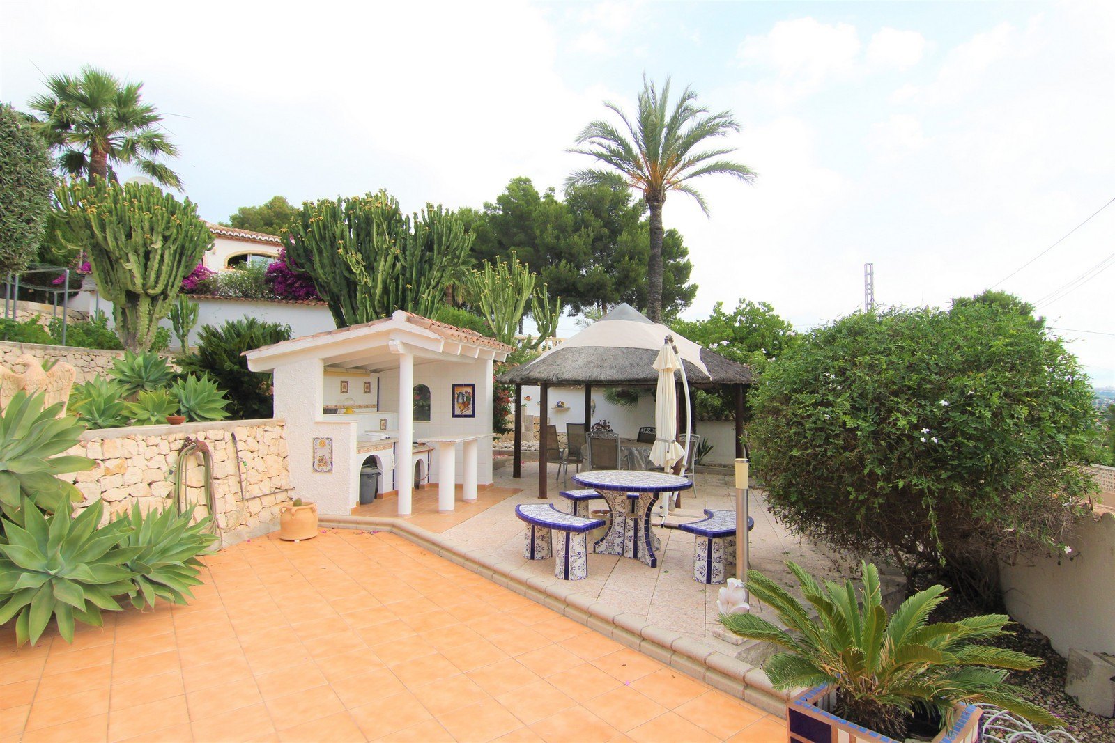 Villa for sale with two apartments and pool in Moraira.