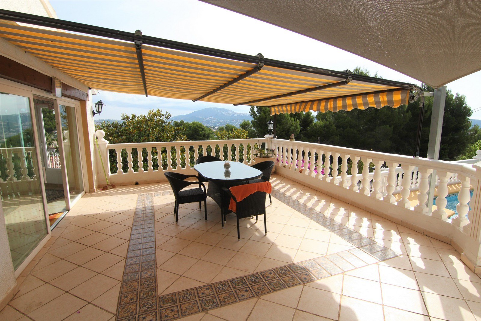 Villa for sale with two apartments and pool in Moraira.