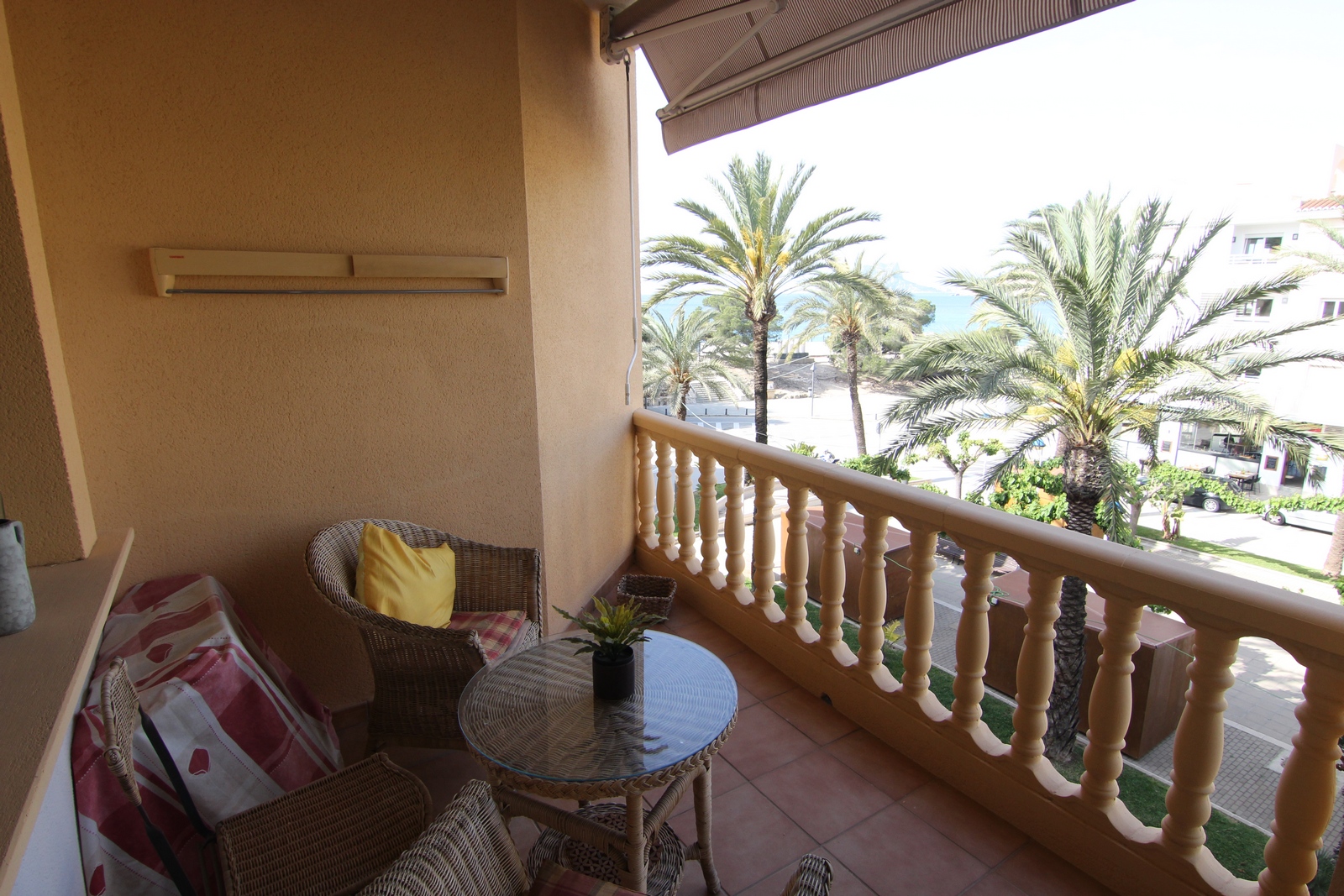 Apartment for sale with sea views in Moraira.