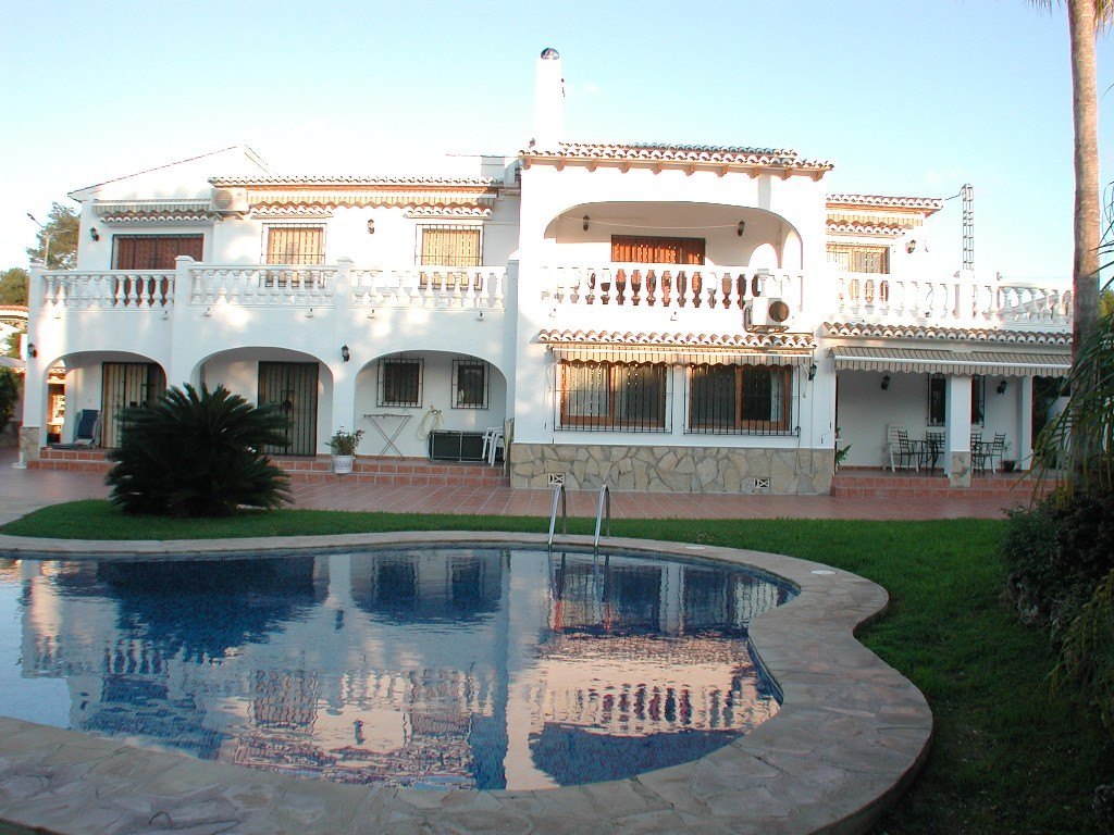 Large Villa for sale next to San Jaime Golf with sea views.